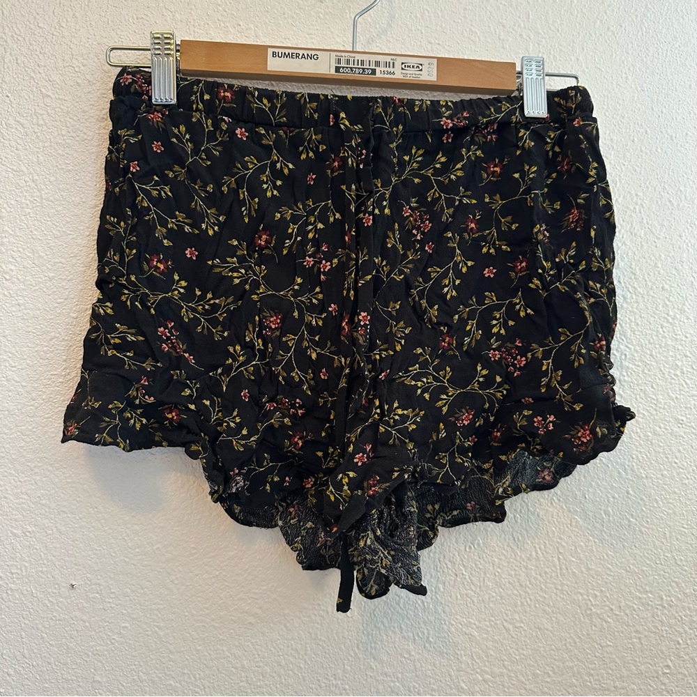 Lulus ruffled hem shorts